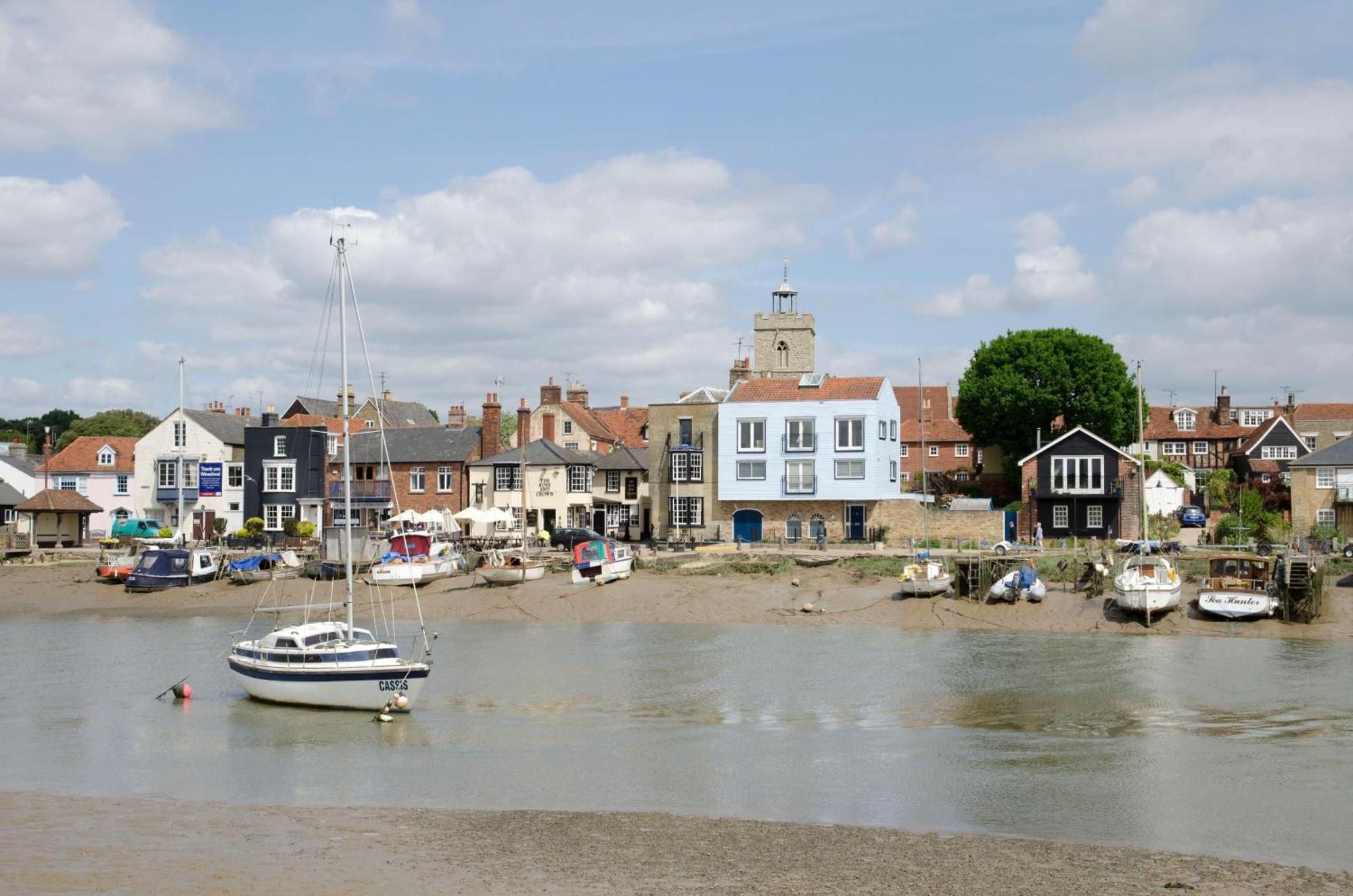 Beautifully Refurbished In Lower Wivenhoe.