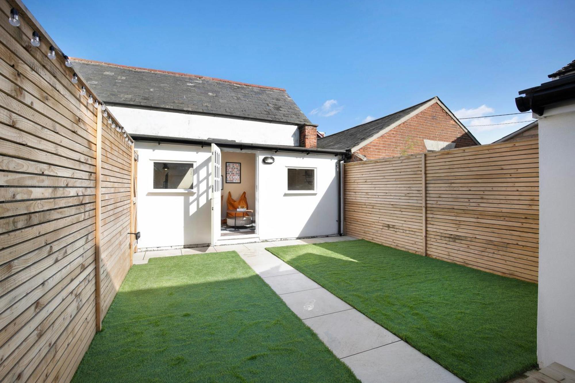 Beautifully Refurbished In Lower Wivenhoe. *