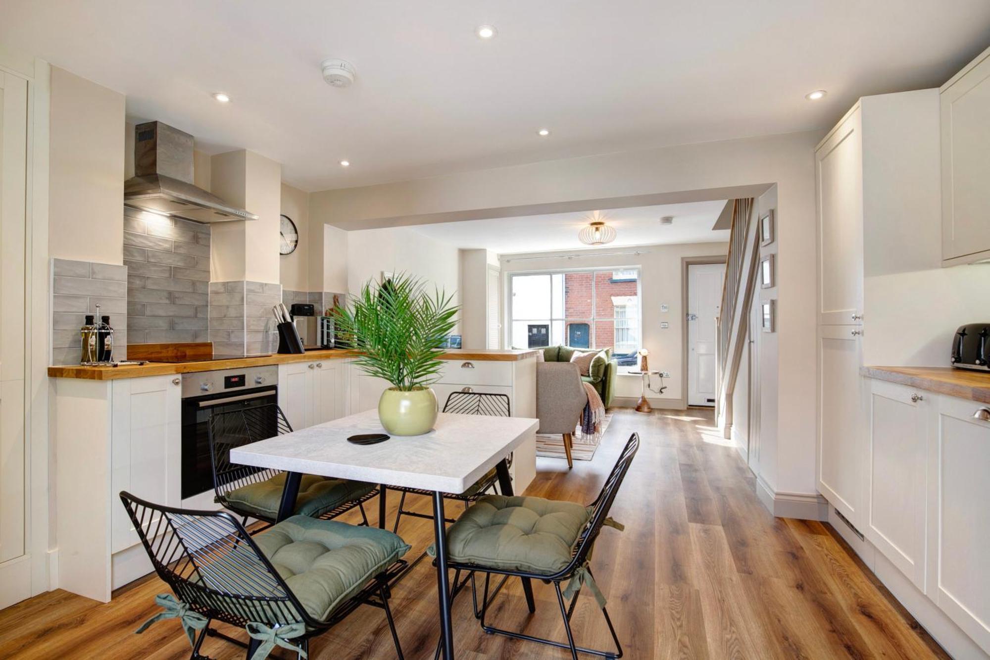 Beautifully Refurbished In Lower Wivenhoe. *